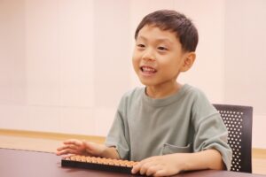 そろばんの学習している画像