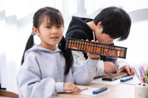 そろばんの学習している画像