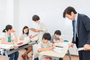 学生が講師から教わっている画像